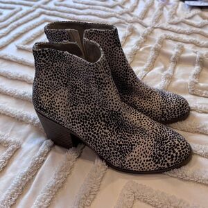 NWT Tom’s Leopard-Print Genevieve Booties in Beige and Black